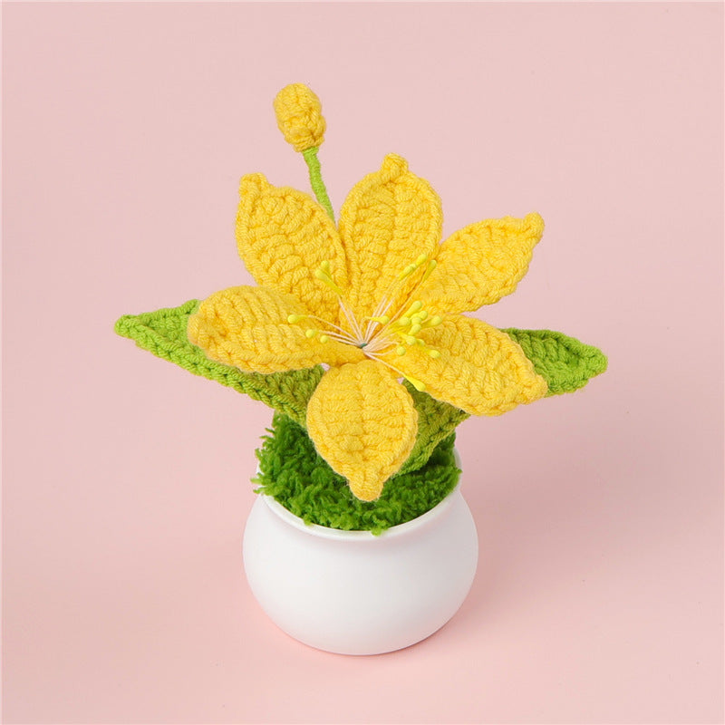 Crochet lily pot plant close-up showing bloom detail