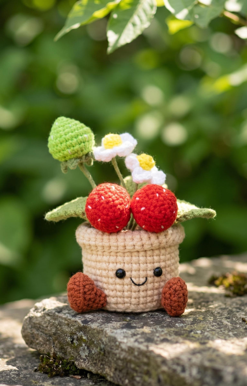 Crochet strawberry medium pot showing berries and leaves